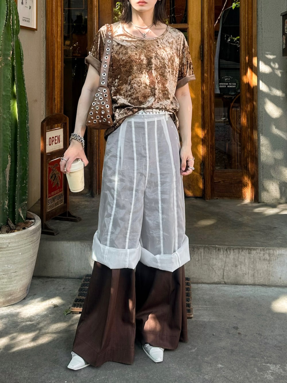 ブラウン系のTシャツ/カットソー、ブラウン系のスラックス、ホワイト系のその他パンツを着用したメンズの夏コーディネートの3枚目の写真