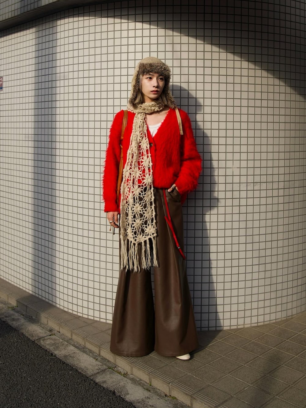 「似合うラボに行こう、春服みてみて、春、カーディガン、レザーパンツ、テーラードベスト、セットアップ、ブラウンコーデ」｜「seytoのVintage like fake leather tailored vest / ヴィンテージフェイクレザーテーラードベスト（ベスト、ブラウン系）」を使った、renyaさん（メンズ・170cm）の冬コーディネートの5枚目の写真