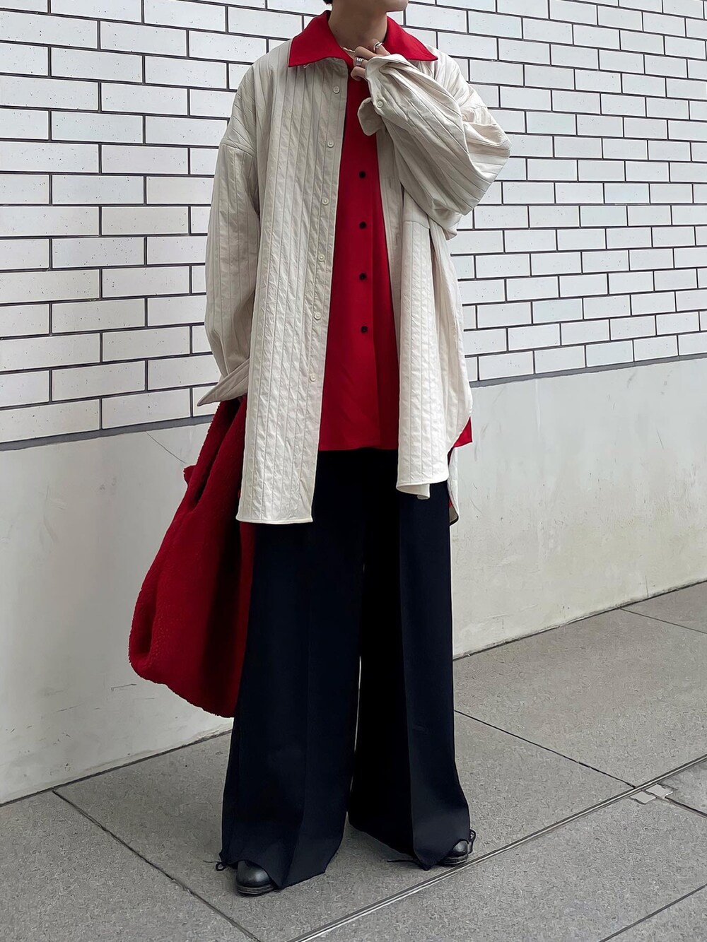 「オーバーサイズ、シャツスタイル、キルティング、フレアパンツ、ブーツスタイル、モード、ゆるコーデ、ootd、レイヤードスタイル」｜「cabanのウールツイル ハイネックロングシャツ（シャツ/ブラウス、レッド系）」を使った、renyaさん（メンズ・170cm）の冬コーディネートの2枚目の写真