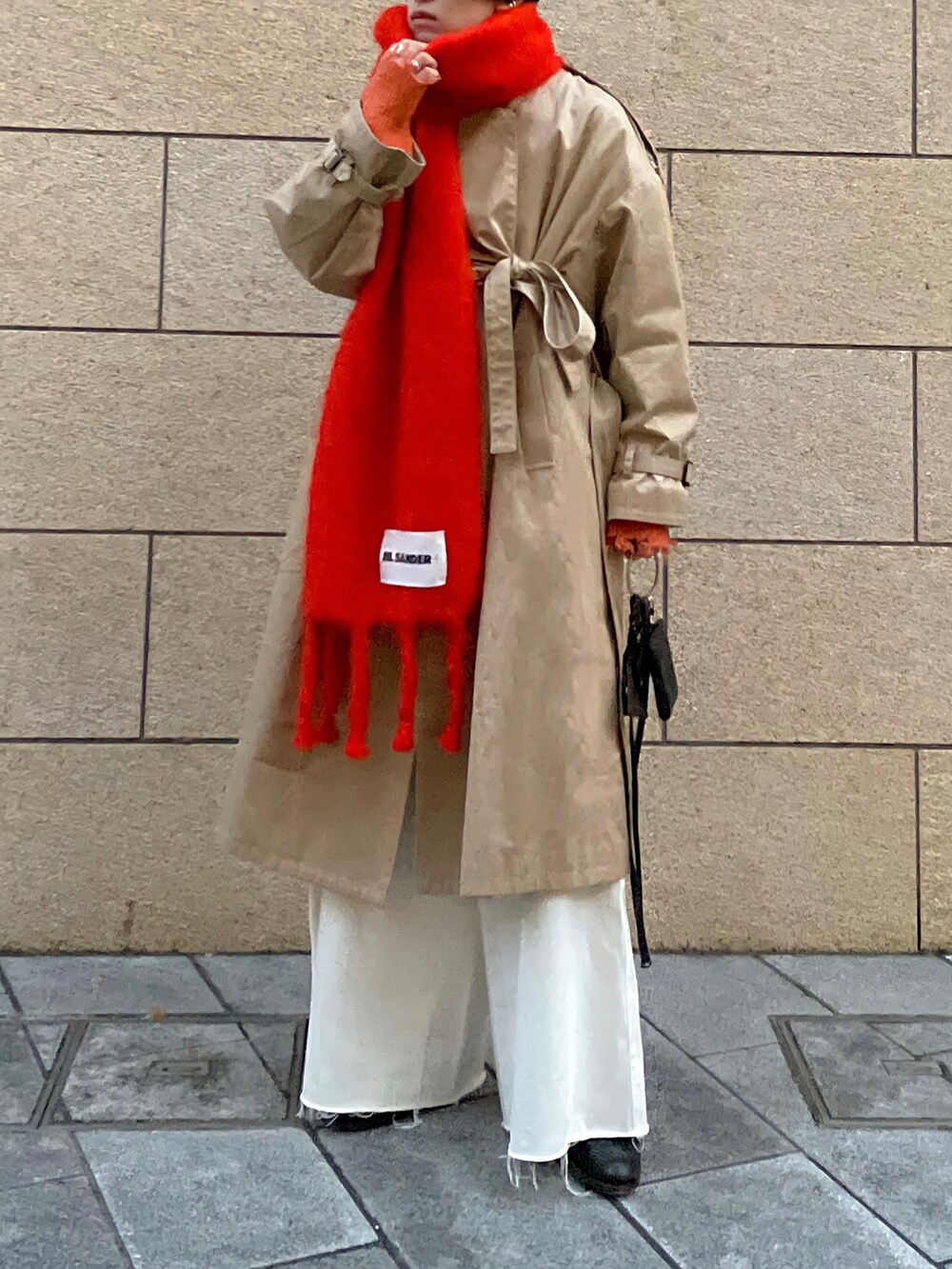 「トレンチコート、マフラー、フレアパンツ、バギーパンツ、ヒールブーツ、ブーツコーデ、ビッグシルエット、冬コーデ」|「JIL SANDERのアイテム(マフラー、オレンジ系)」を使った、renyaさん(メンズ・170cm)の冬コーディネートの2枚目の写真