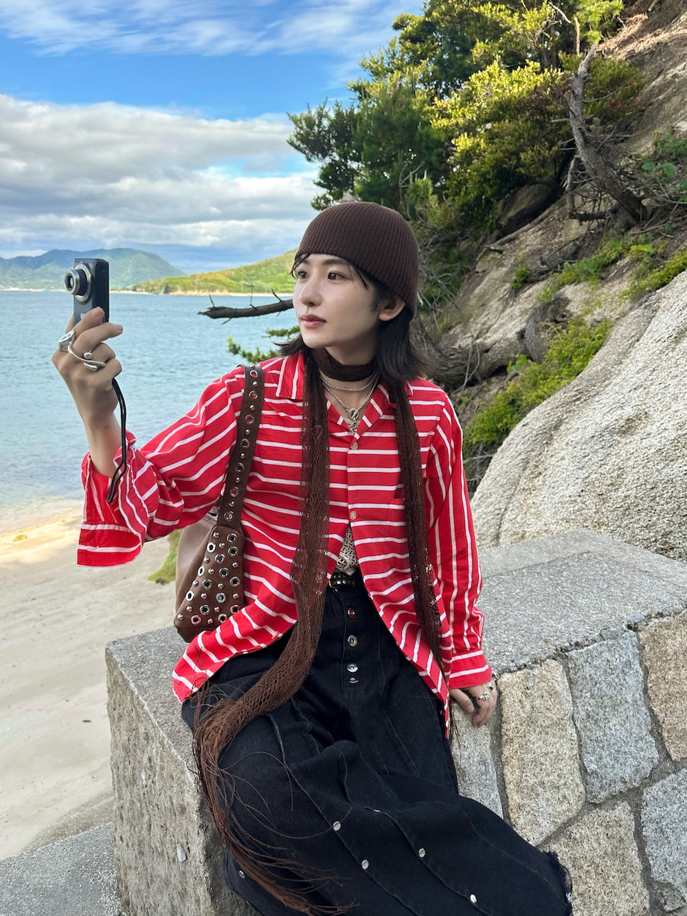 ブラック系のデニムパンツを着用したメンズの春コーディネートの4枚目の写真