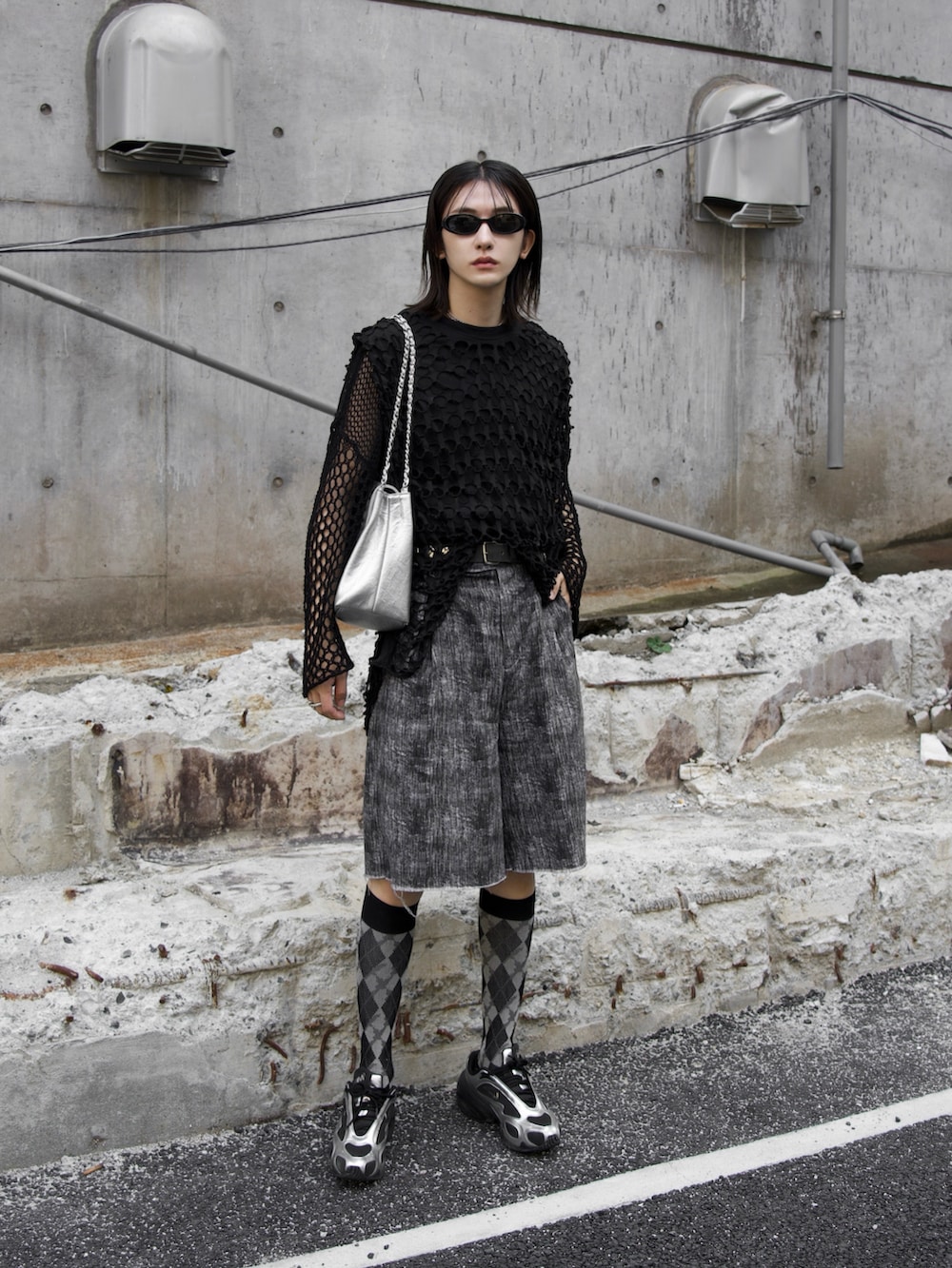 ブラック系のニット/セーター、ブラック系のその他パンツを着用したメンズの夏コーディネートの2枚目の写真