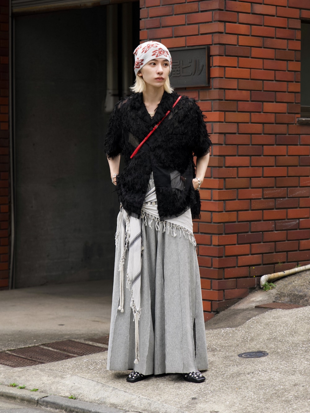 ブラック系のシャツ/ブラウス、グレー系のスウェットパンツを着用したメンズの春コーディネートの4枚目の写真