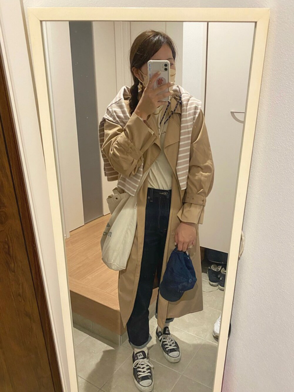 「カジュアルコーデ、トレンチコート、冬コーデ、キャップ、デニム、UNIQLO、niko and ...、肩掛け、converse、BEAMS、ボーダーソックス、RETRO GIRL、ユニクロ」|「DHOLICのレタリングTシャツ(Tシャツ/カットソー、ホワイト系)」を使った、ema ¨̮ さん(レディース・160cm)の冬コーディネートの2枚目の写真