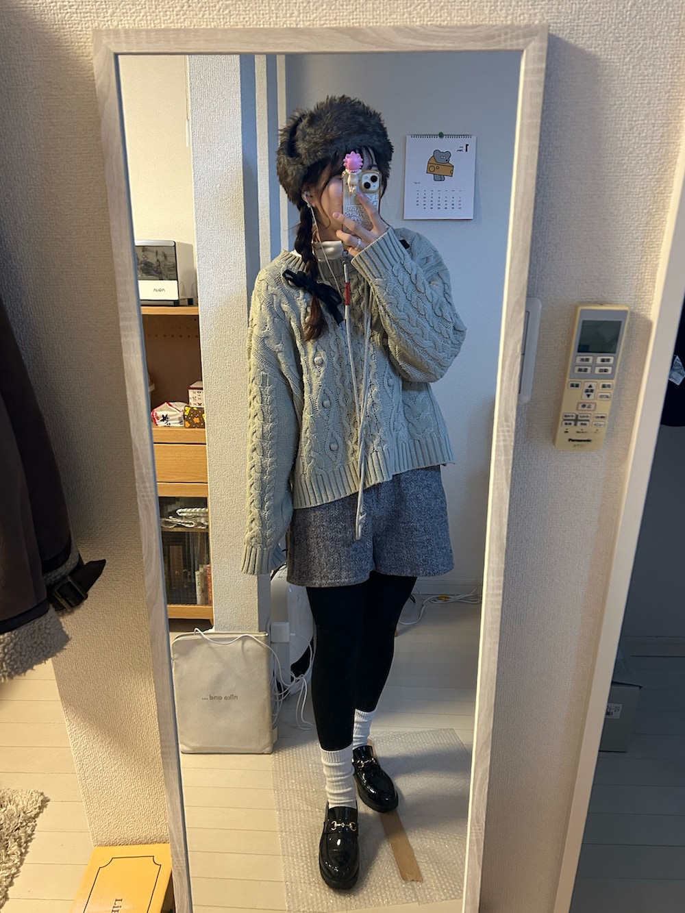 ブラウン系のジャケット/アウター、ベージュ系のニット/セーター、ホワイト系のその他パンツを着用したレディースの冬コーディネートの2枚目の写真