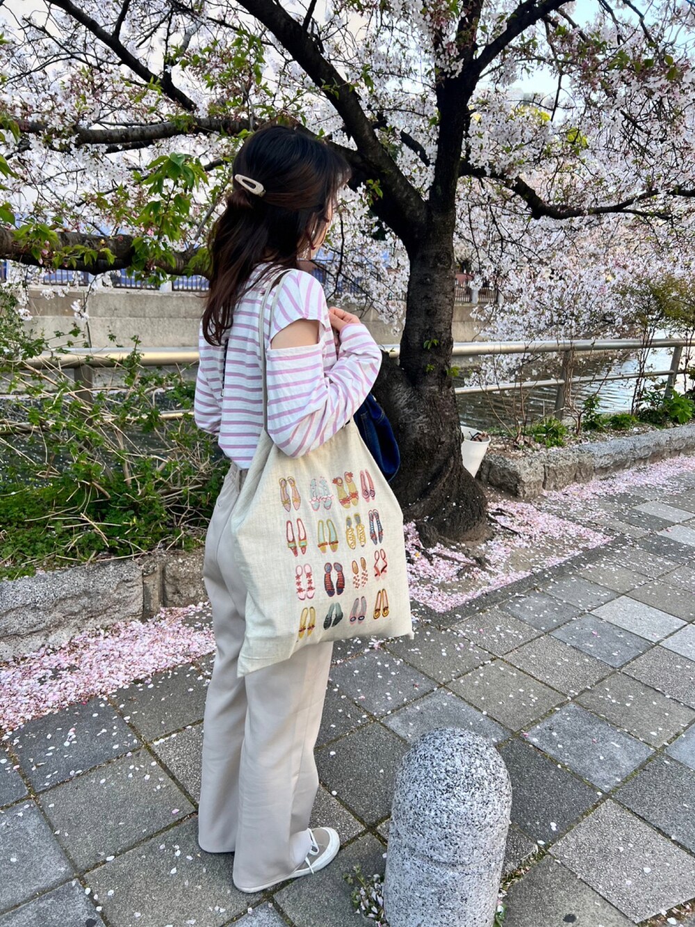 「ボーダー、GRL、センタープレス、tiptop、New Balance、お花見、春コーデ、デニムジャケット、お花見コーデ」｜「GRLのアイテム（Tシャツ/カットソー、ピンク系）」を使った、ｅｍａ ¨̮ さん（レディース・160cm）の春コーディネートの2枚目の写真