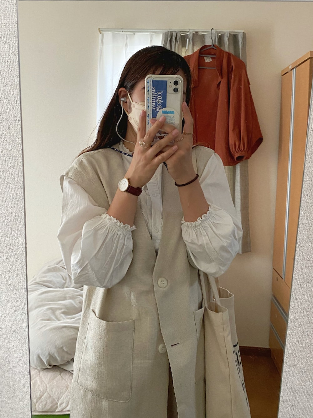 ベージュ系のジャケット/アウター、ホワイト系のシャツ/ブラウス、ベージュ系のパンツを着用したレディースの春コーディネートの2枚目の写真