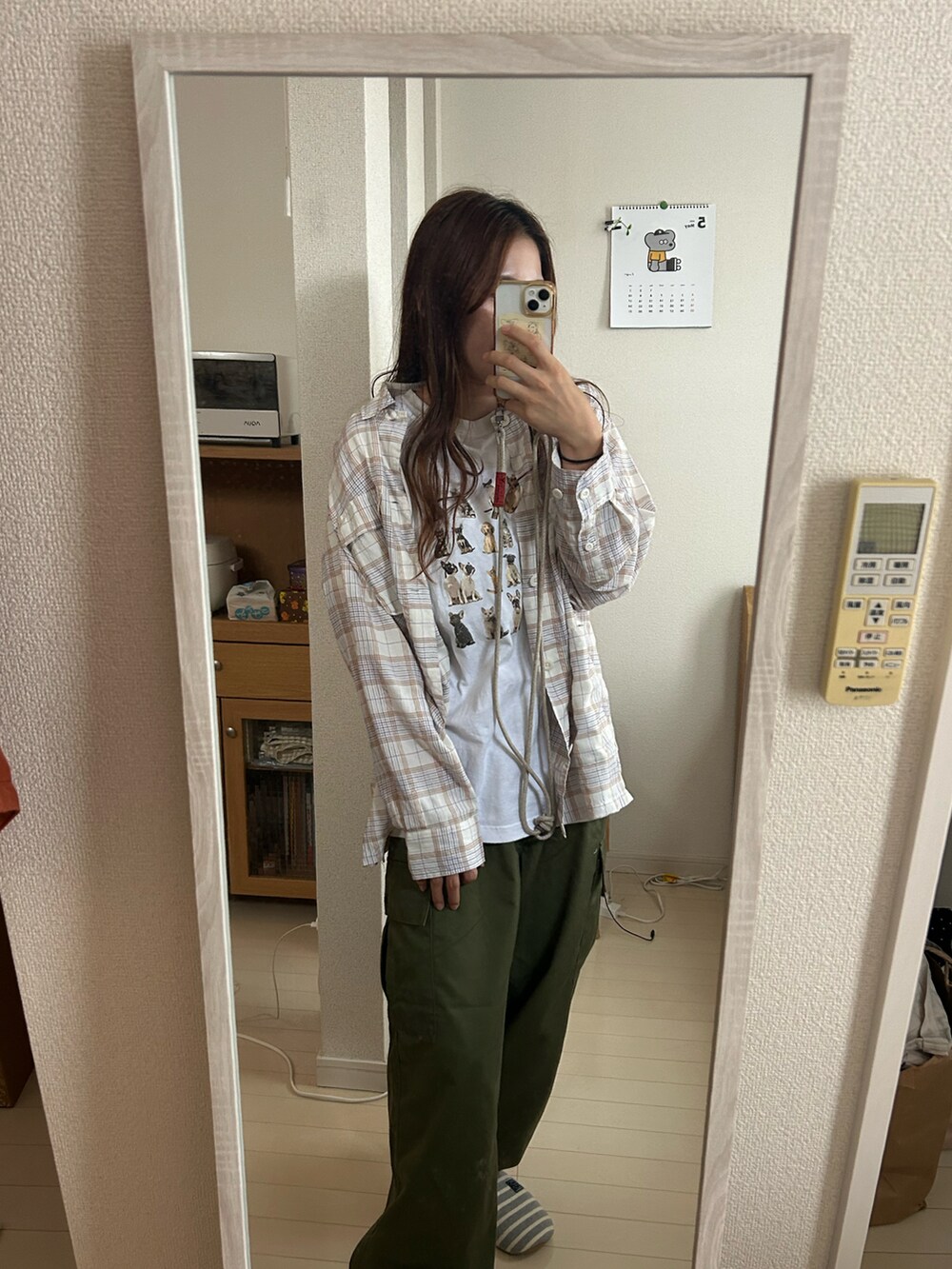 ホワイト系のシャツ/ブラウス、グリーン系のカーゴパンツ、ホワイト系のTシャツ/カットソーを着用したレディースの春コーディネートの2枚目の写真