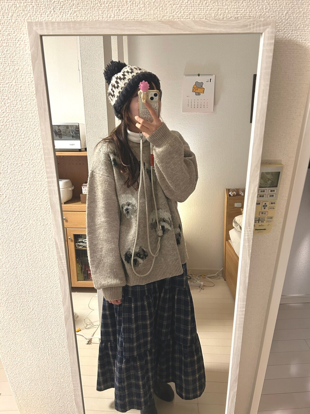 ブラウン系のジャケット/アウター、ベージュ系のニット/セーター、ホワイト系のニット/セーターを着用したレディースの冬コーディネートの2枚目の写真