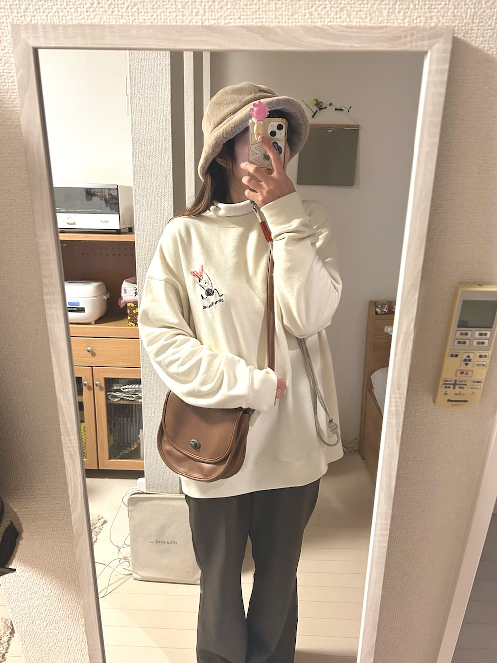 「カーディガン、レイヤードスタイル、niko and ...、カジュアル、冬コーデ、ehka sopo、New Balance、バケットハット、緑、ブラウンパンツ、auntmarie's、converse」｜「CONVERSEの【CONVERSE/コンバース】ファーバケットハット　ワンポイントブランドロゴ（ハット、ブラウン系）」を使った、ｅｍａ ¨̮ さん（レディース・159cm）の冬コーディネートの2枚目の写真