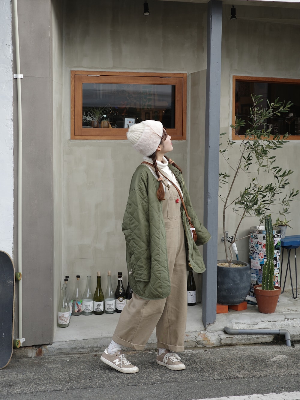 ベージュ系のサロペット/オーバーオール、ホワイト系のスウェット、ホワイト系のニット/セーターを着用したレディースの冬コーディネートの2枚目の写真