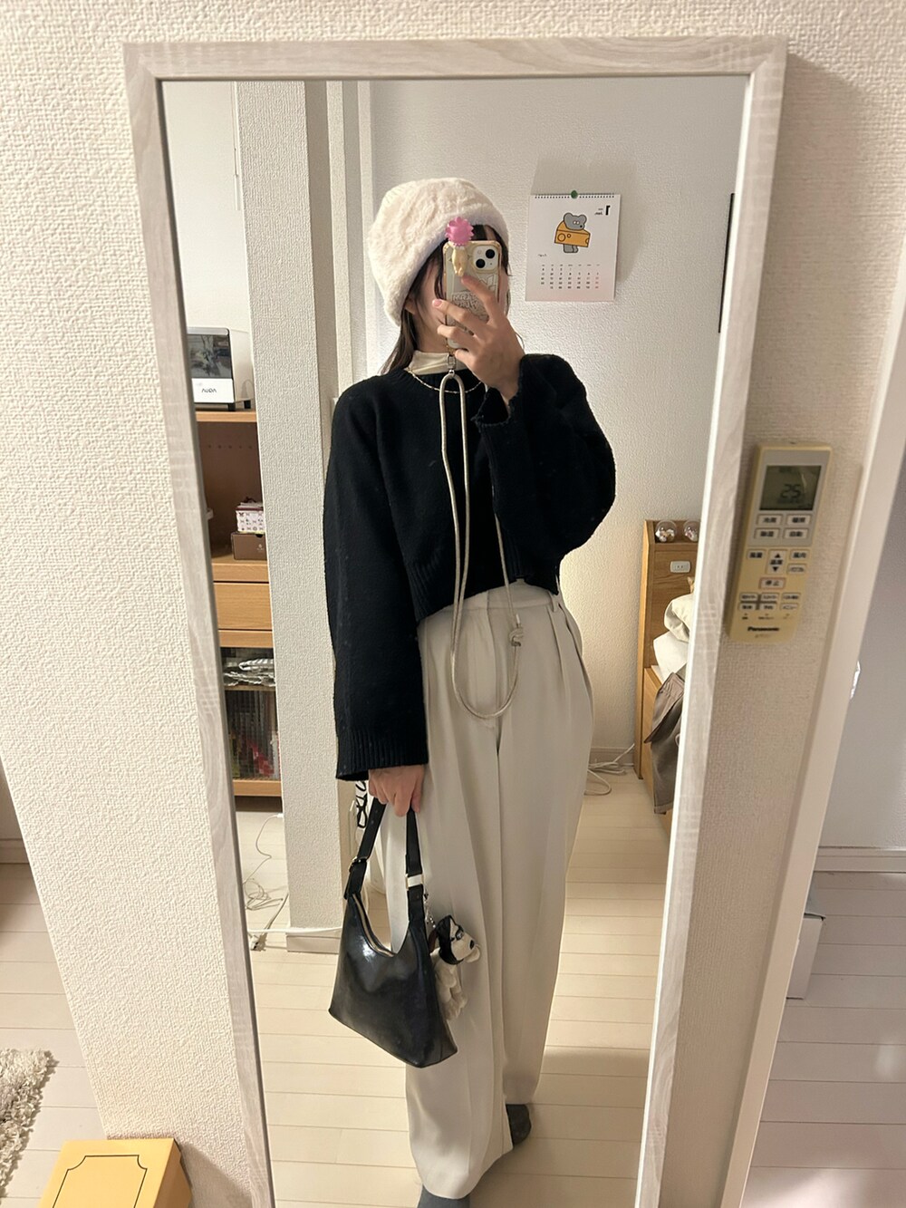 ブラウン系のジャケット/アウター、ブラック系のニット/セーター、ホワイト系のTシャツ/カットソーを着用したレディースの冬コーディネートの2枚目の写真