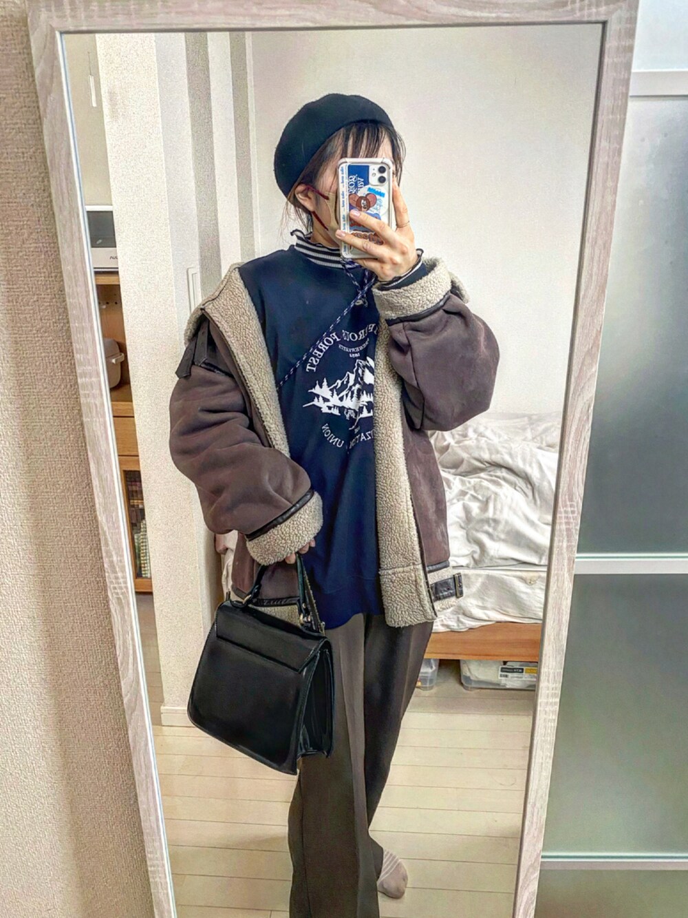 その他のTシャツ/カットソー、ブルー系のスウェット、グレー系のスラックスを着用したレディースの冬コーディネートの2枚目の写真