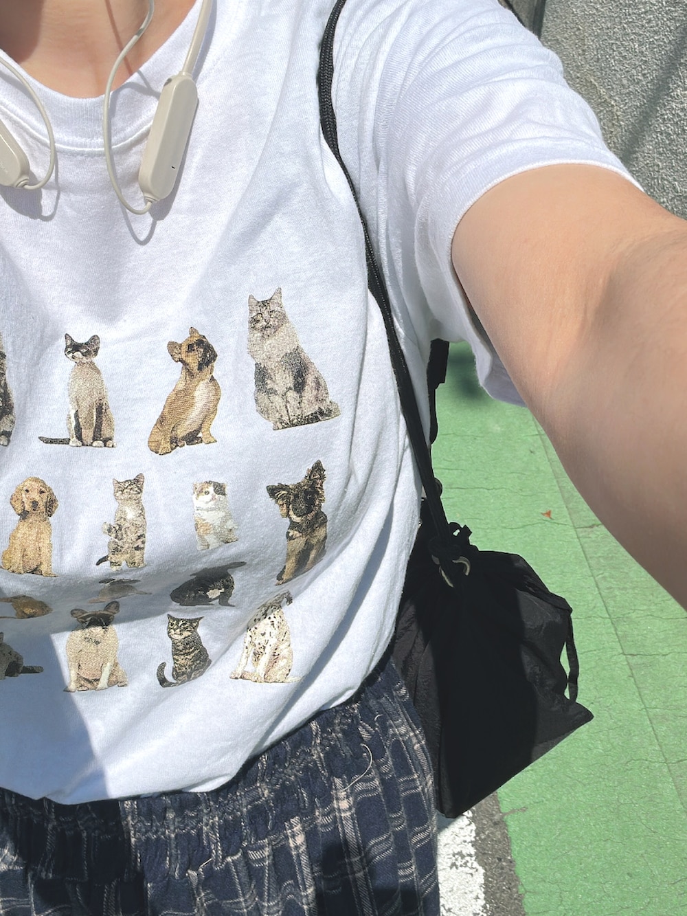 ホワイト系のTシャツ/カットソー、ブルー系のスカート、ブラック系のショルダーバッグを着用したレディースの春コーディネートの2枚目の写真