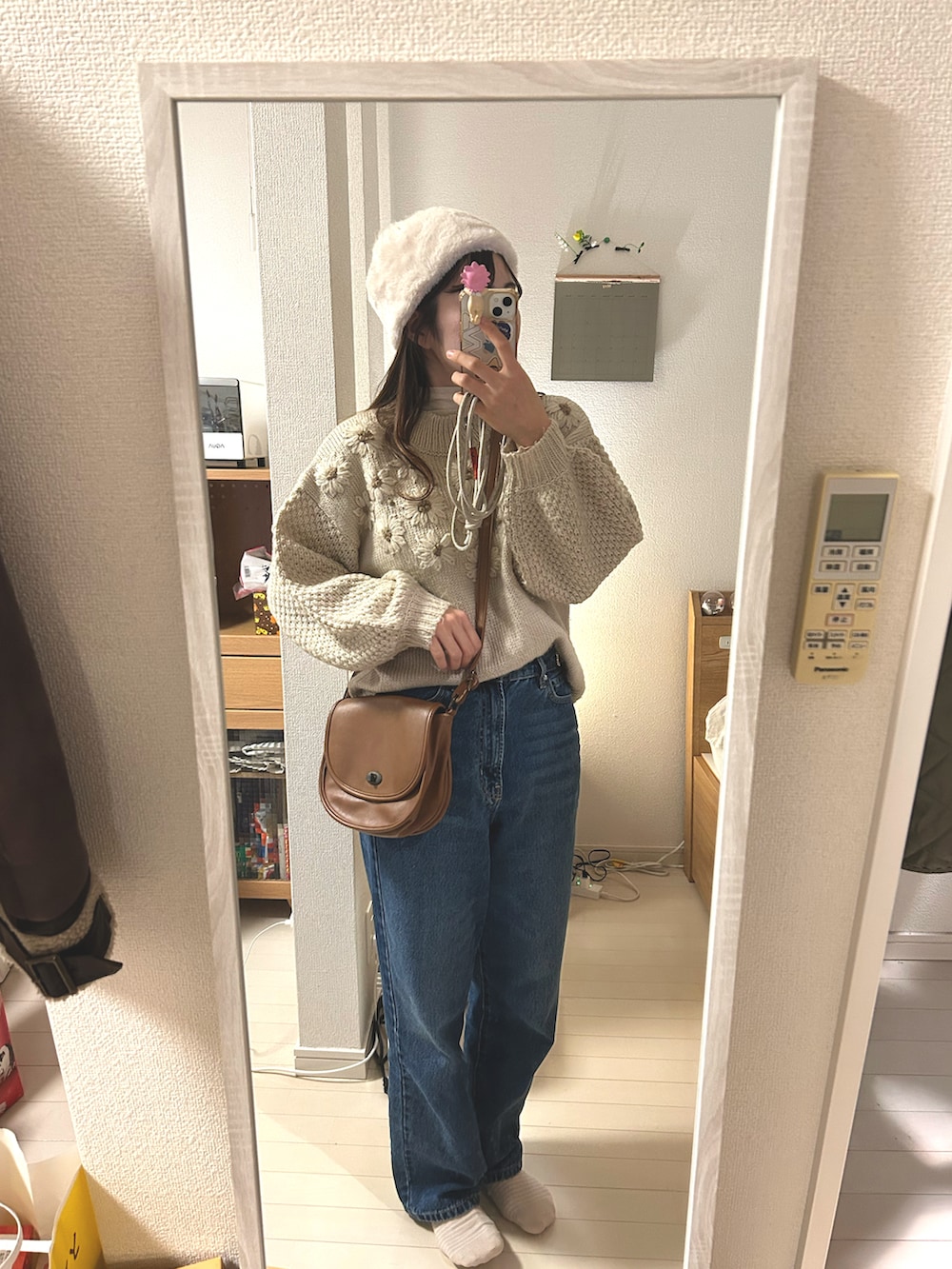 「Reurie‘、デニム、ニット、ニット帽、レイヤードスタイル、ehka sopo、New Balance、冬コーデ、カジュアル」｜「plazaのアイテム（ニットキャップ/ビーニー、ホワイト系）」を使った、ｅｍａ ¨̮ さん（レディース・159cm）の冬コーディネートの2枚目の写真
