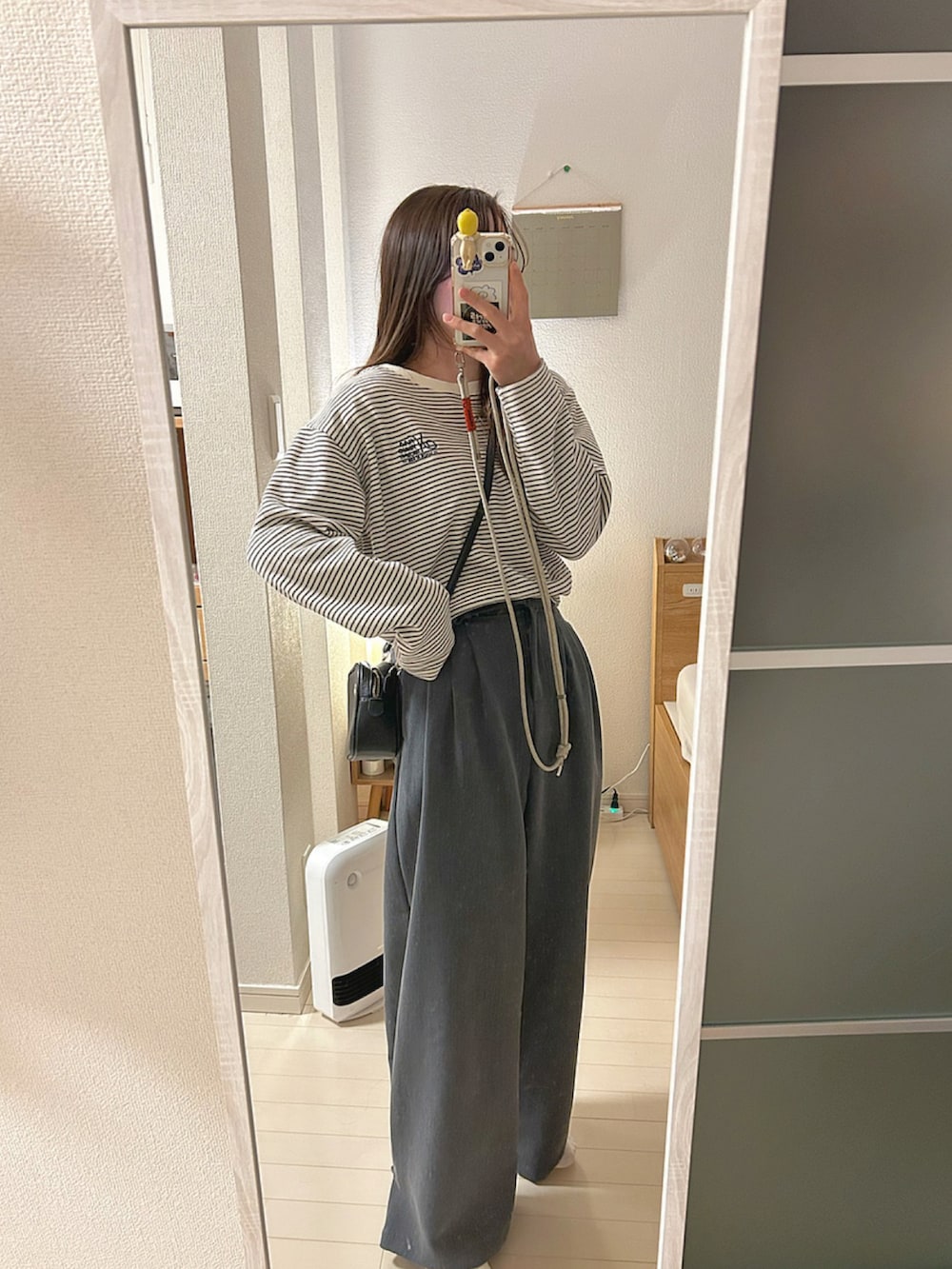 ホワイト系のその他アウター、ホワイト系のトップス、グレー系のその他パンツを着用したレディースの冬コーディネートの2枚目の写真