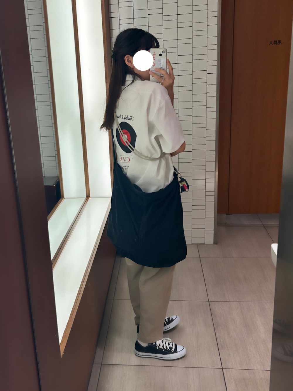 ホワイト系のシャツ/ブラウス、ブラック系のショルダーバッグ、ベージュ系のパンツを着用したレディースの秋コーディネートの2枚目の写真