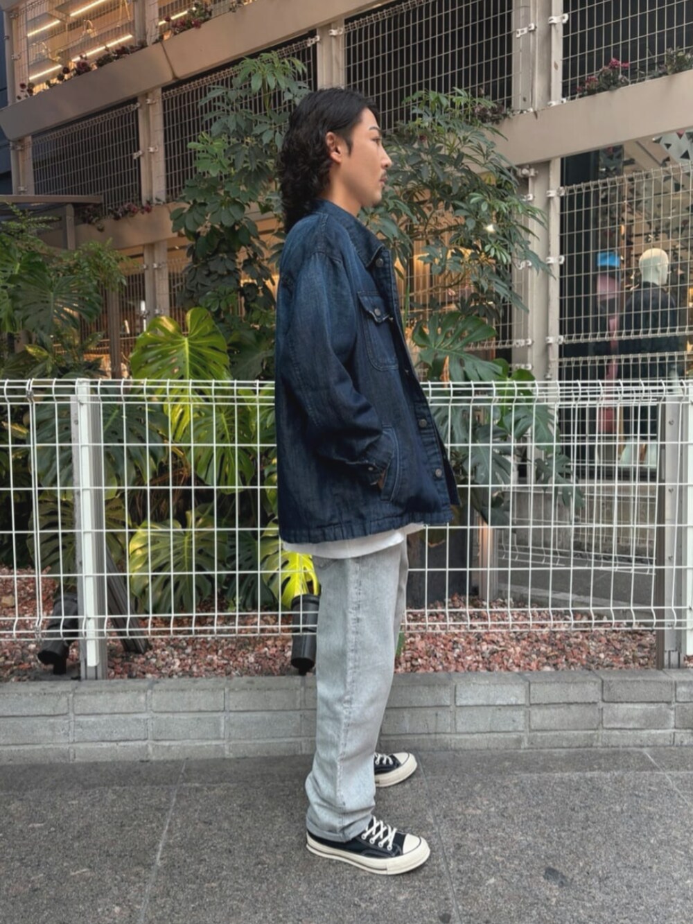 グレー系のデニムパンツ、ブルー系のシャツ/ブラウス、ホワイト系のTシャツ/カットソーを着用したメンズの夏コーディネートの3枚目の写真