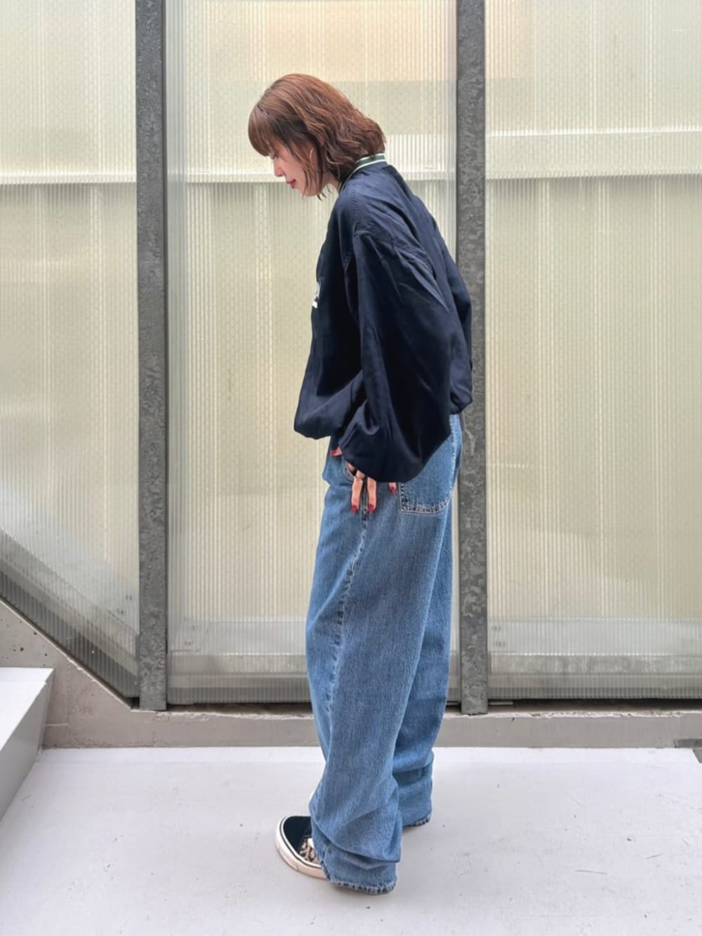 ブルー系のデニムパンツ、ブルー系のその他トップスを着用したレディースの秋コーディネートの3枚目の写真