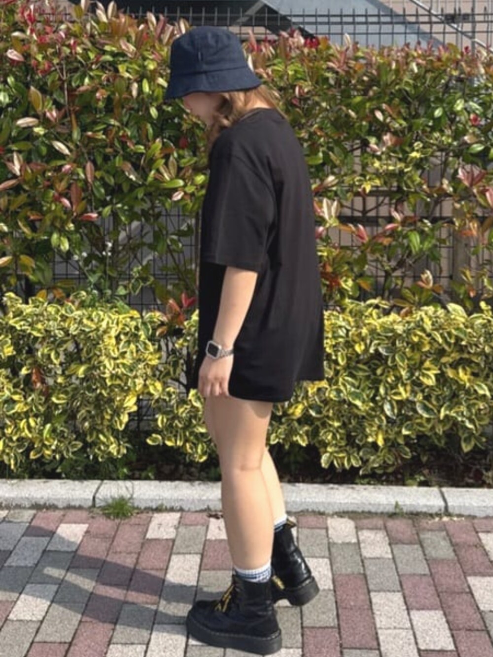 ブラック系のTシャツ/カットソー、ピンク系のデニムパンツを着用したレディースの夏コーディネートの3枚目の写真