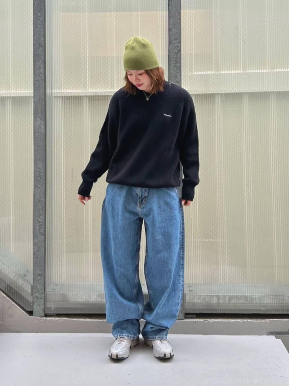 ブルー系のデニムパンツ、ブラック系のスウェットを着用したレディースの冬コーディネートの4枚目の写真