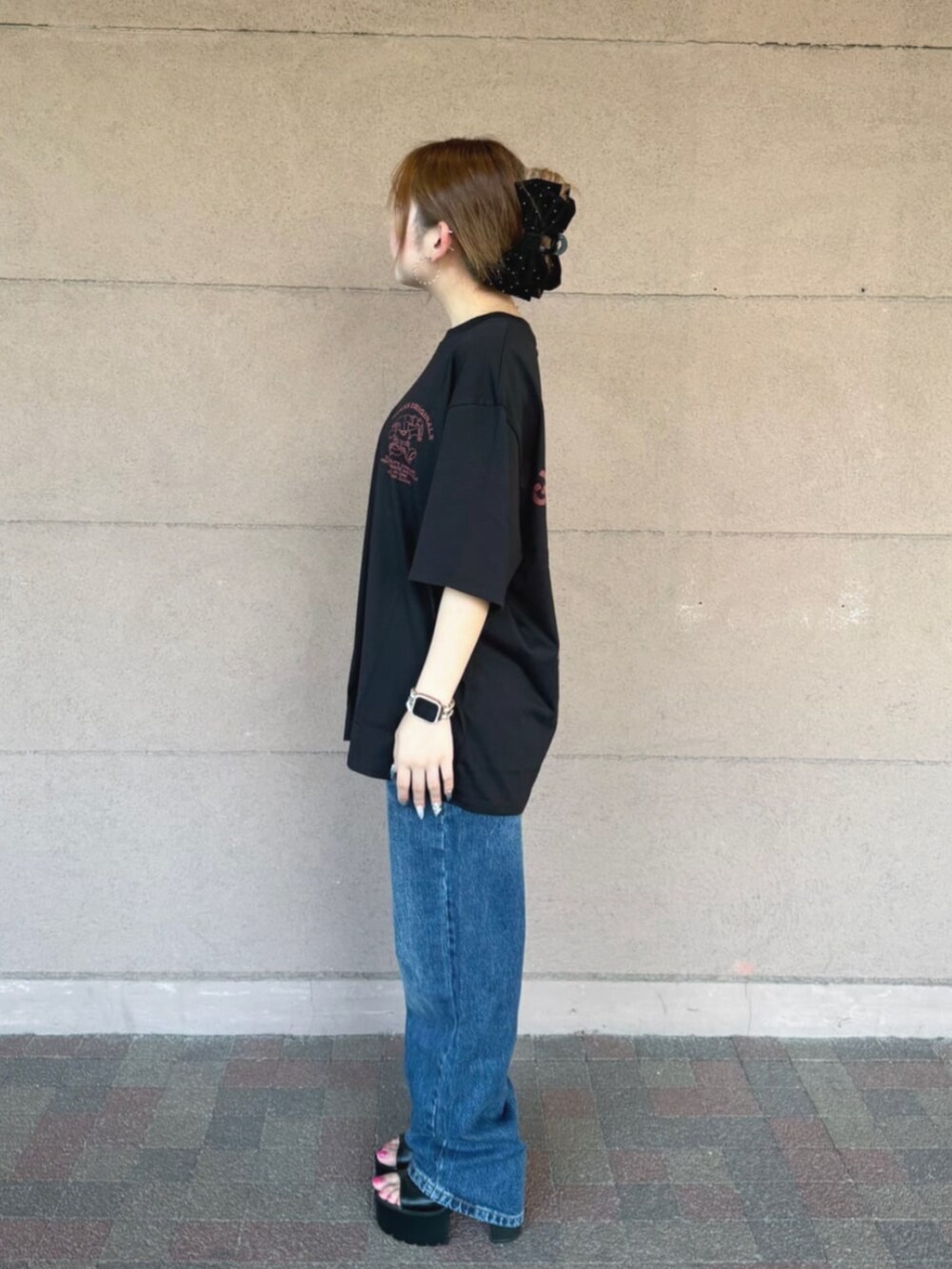 ブルー系のデニムパンツ、ブラック系のTシャツ/カットソーを着用したレディースの秋コーディネートの3枚目の写真