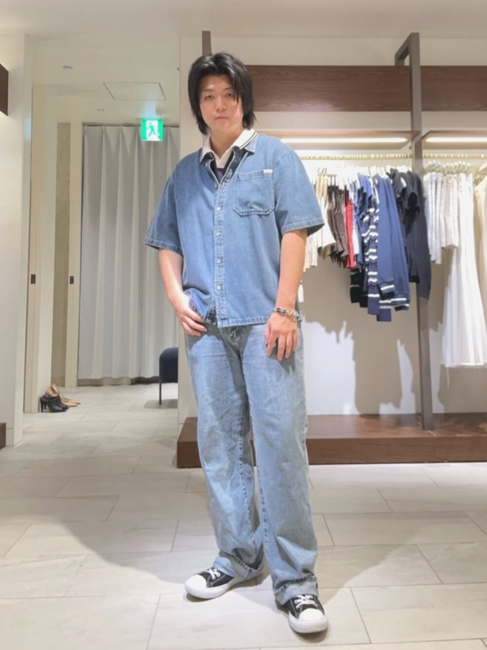 ブルー系のデニムパンツ、ブルー系のシャツ/ブラウス、ブルー系のポロシャツを着用したメンズの夏コーディネートの4枚目の写真