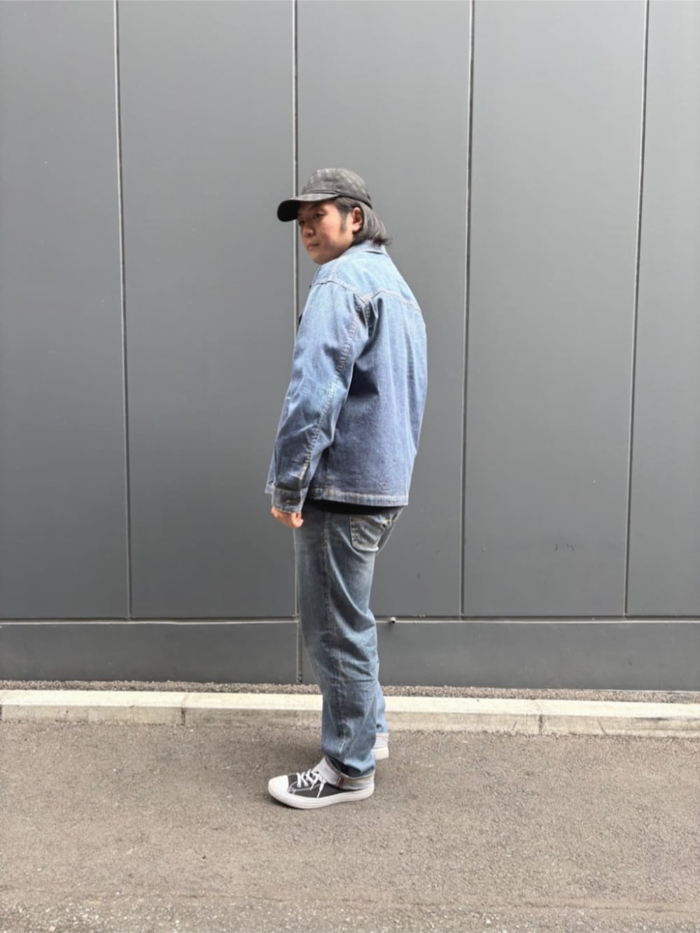 ブルー系のポロシャツ、ブルー系のデニムパンツ、ブルー系のデニムジャケットを着用したメンズの秋コーディネートの6枚目の写真