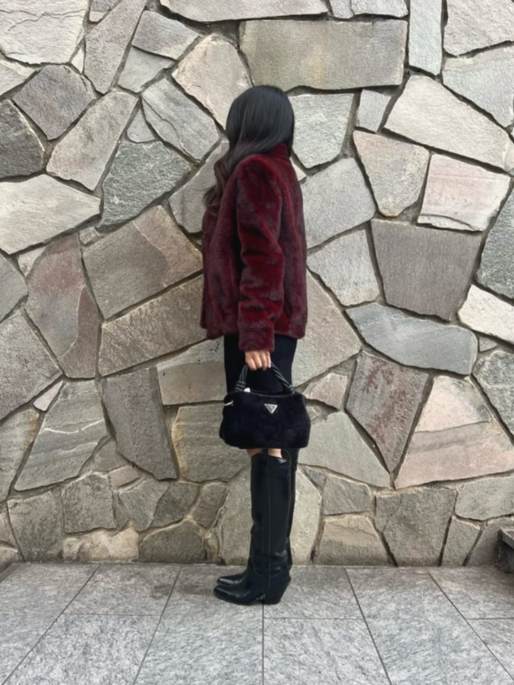 ブラック系のカーディガン/ボレロ、レッド系のその他アウター、ブラック系のスカートを着用したレディースの冬コーディネートの3枚目の写真