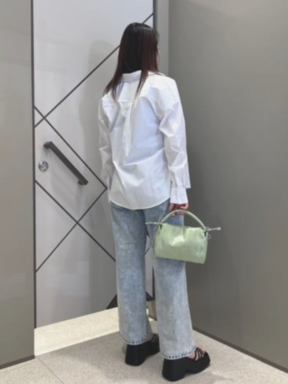 ホワイト系のシャツ/ブラウス、ブルー系のデニムパンツ、パープル系のキャミソールを着用したレディースの夏コーディネートの2枚目の写真