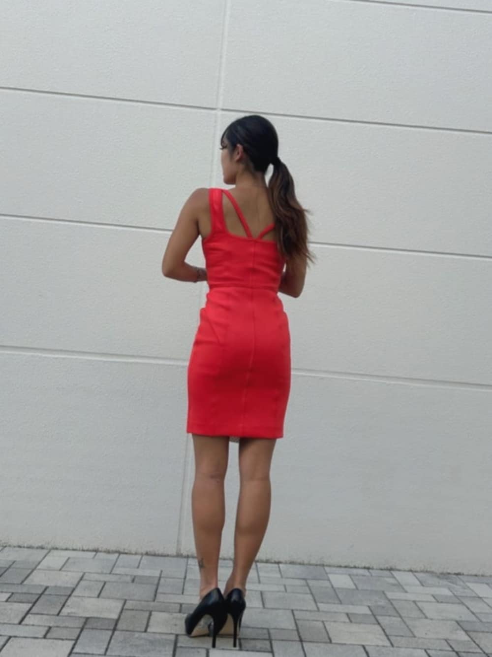 オレンジ系のドレス、ブラウン系のショルダーバッグを着用したレディースの秋コーディネートの2枚目の写真