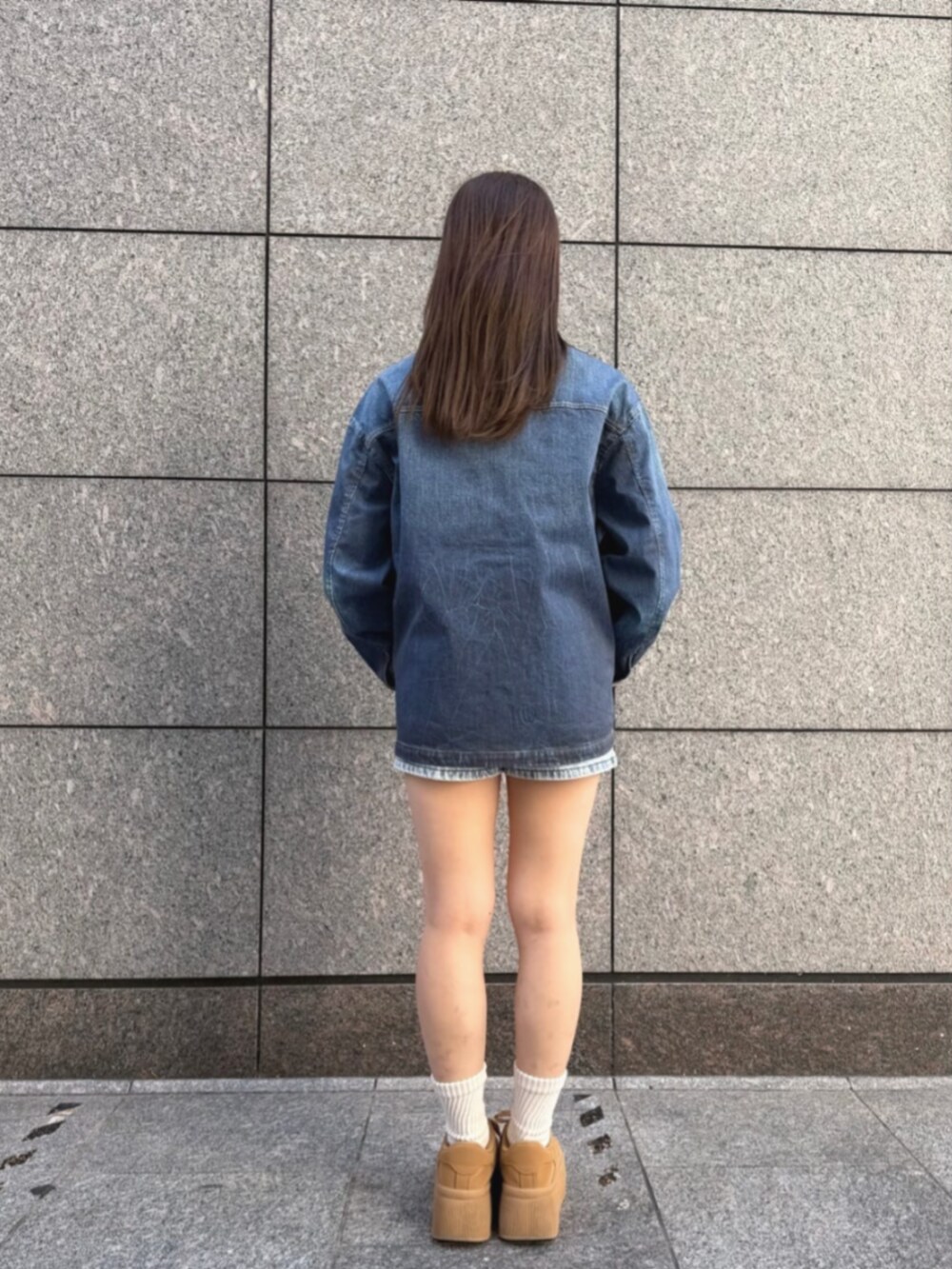 ブルー系のデニムパンツ、ブルー系のデニムジャケット、ブルー系のTシャツ/カットソーを着用したレディースの秋コーディネートの2枚目の写真