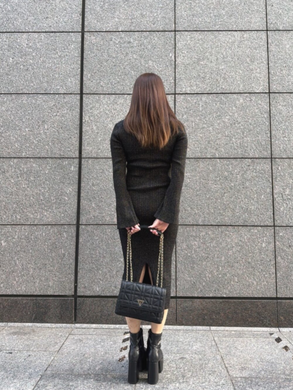 ブラック系のショルダーバッグ、ブラック系のドレスを着用したレディースの秋コーディネートの2枚目の写真