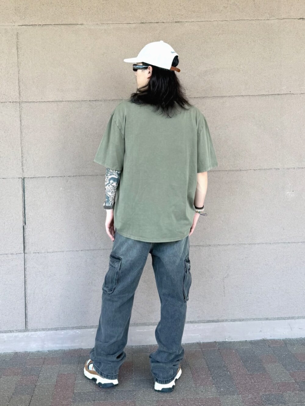 グリーン系のTシャツ/カットソー、ブラック系のデニムパンツを着用したメンズの夏コーディネートの2枚目の写真