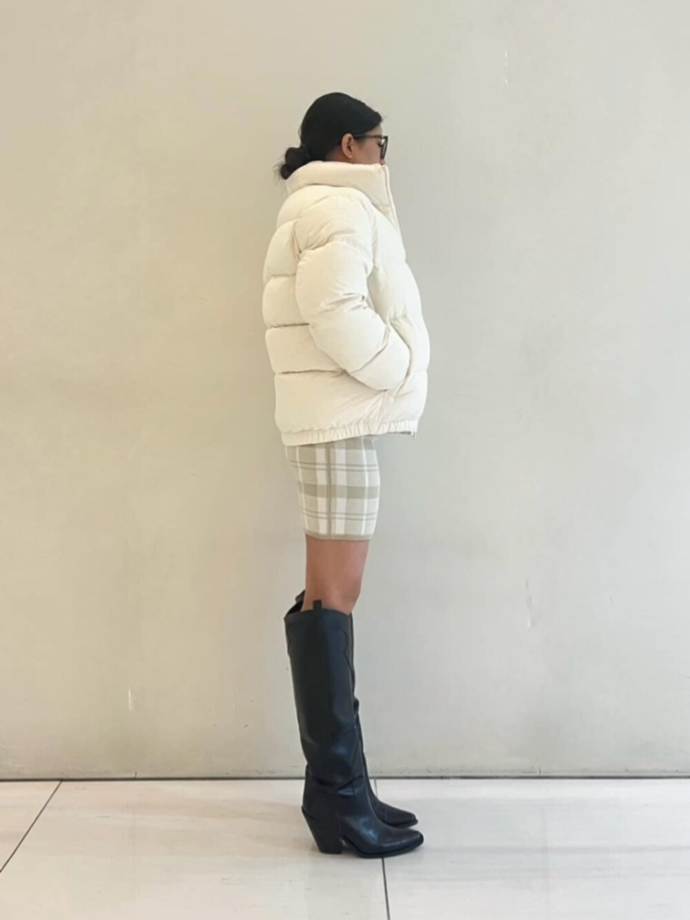 ホワイト系のワンピース、ホワイト系のダウンジャケット/コートを着用したレディースの秋コーディネートの3枚目の写真