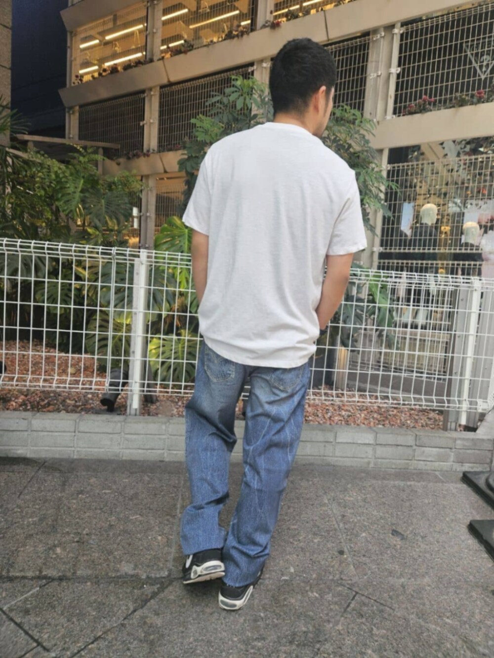 ホワイト系のTシャツ/カットソー、ブルー系のデニムパンツを着用したメンズの秋コーディネートの2枚目の写真