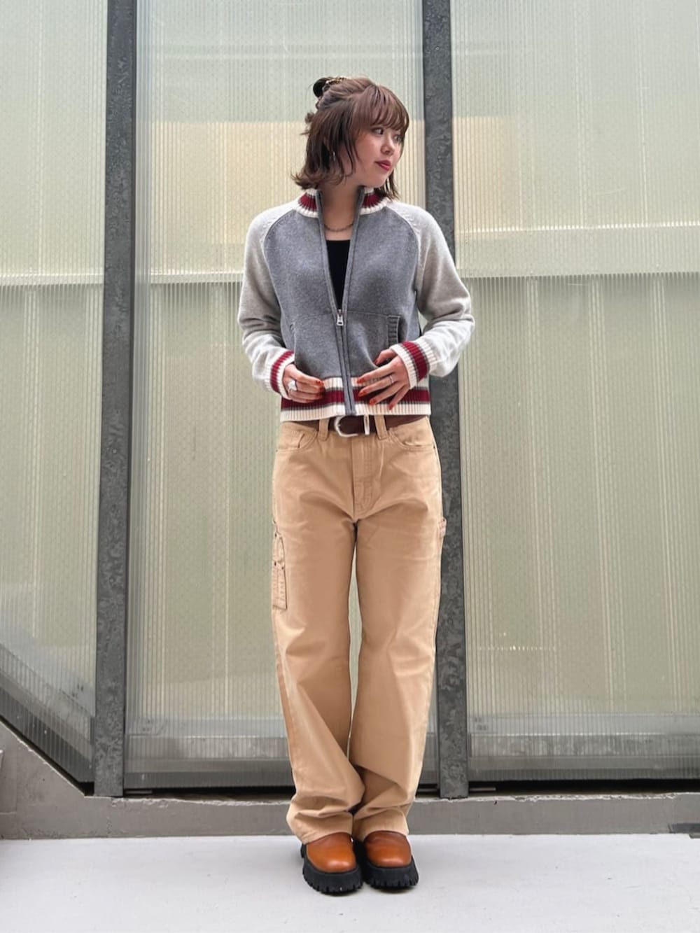 ベージュ系のカーゴパンツ、グレー系のカーディガン/ボレロを着用したレディースの秋コーディネートの4枚目の写真
