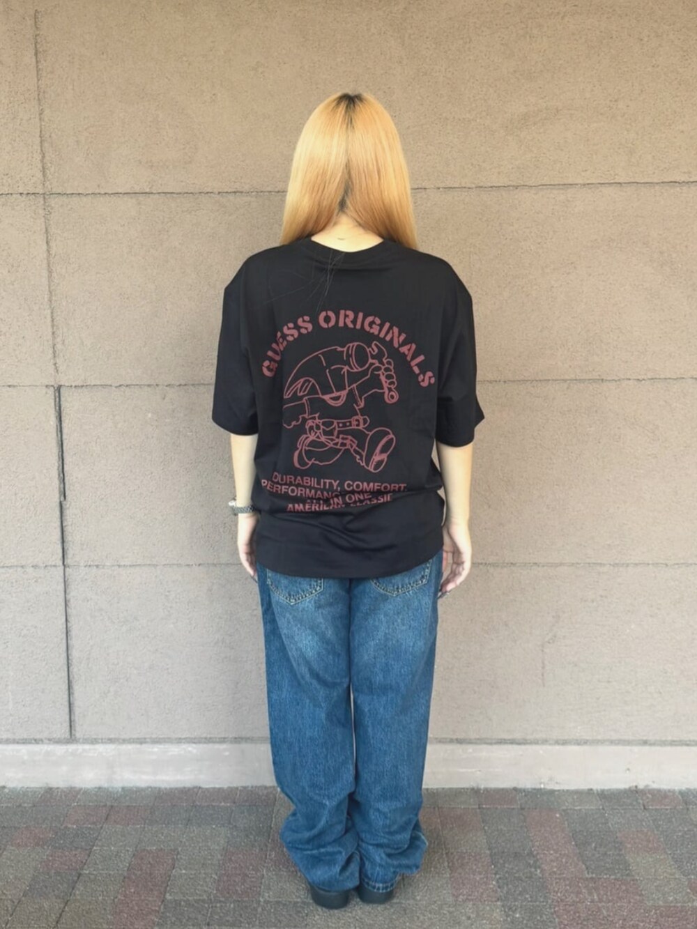 ブルー系のデニムパンツ、ブラック系のTシャツ/カットソーを着用したレディースの夏コーディネートの2枚目の写真