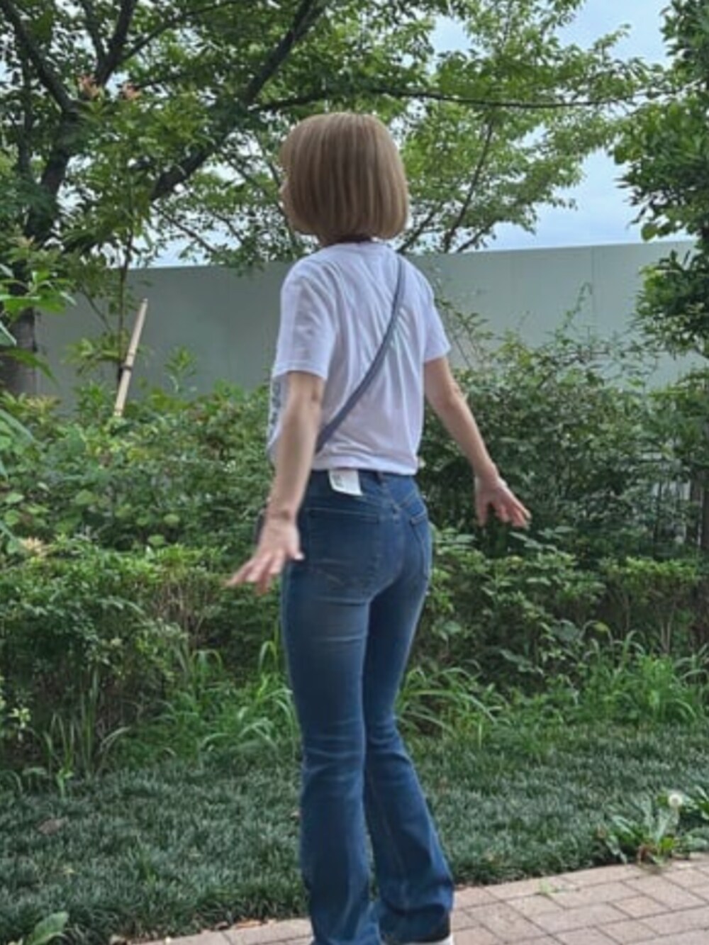 ブルー系のショルダーバッグを着用したレディースの夏コーディネートの3枚目の写真