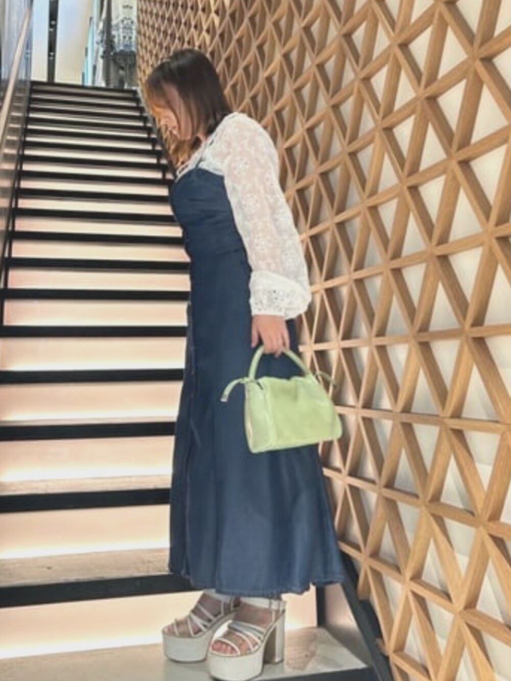 グリーン系のショルダーバッグ、ホワイト系のシャツ/ブラウス、ブルー系のワンピースを着用したレディースの夏コーディネートの3枚目の写真