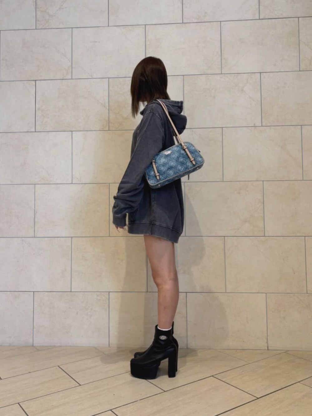 ブルー系のショルダーバッグ、グレー系のパーカーを着用したレディースの秋コーディネートの3枚目の写真