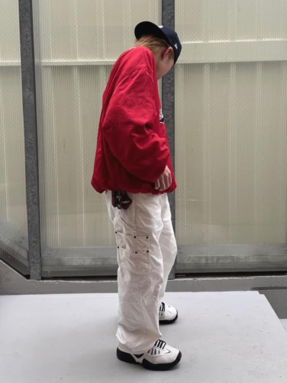 レッド系のその他トップス、ホワイト系のスウェット、ホワイト系のカーゴパンツを着用したメンズの秋コーディネートの3枚目の写真