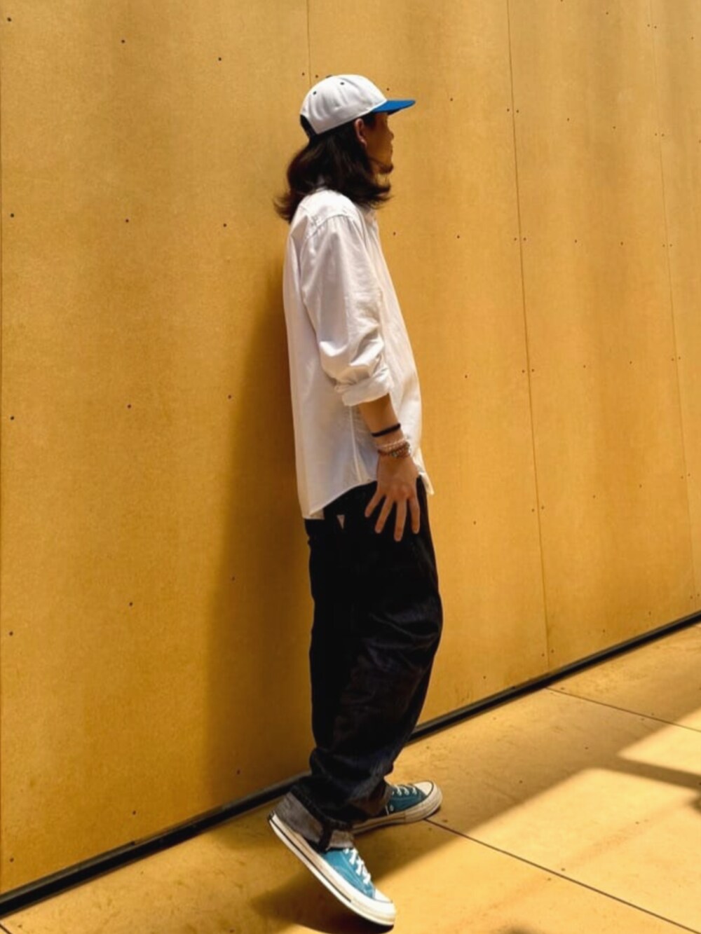 ホワイト系のシャツ/ブラウス、ブラック系のデニムパンツを着用したメンズの夏コーディネートの3枚目の写真