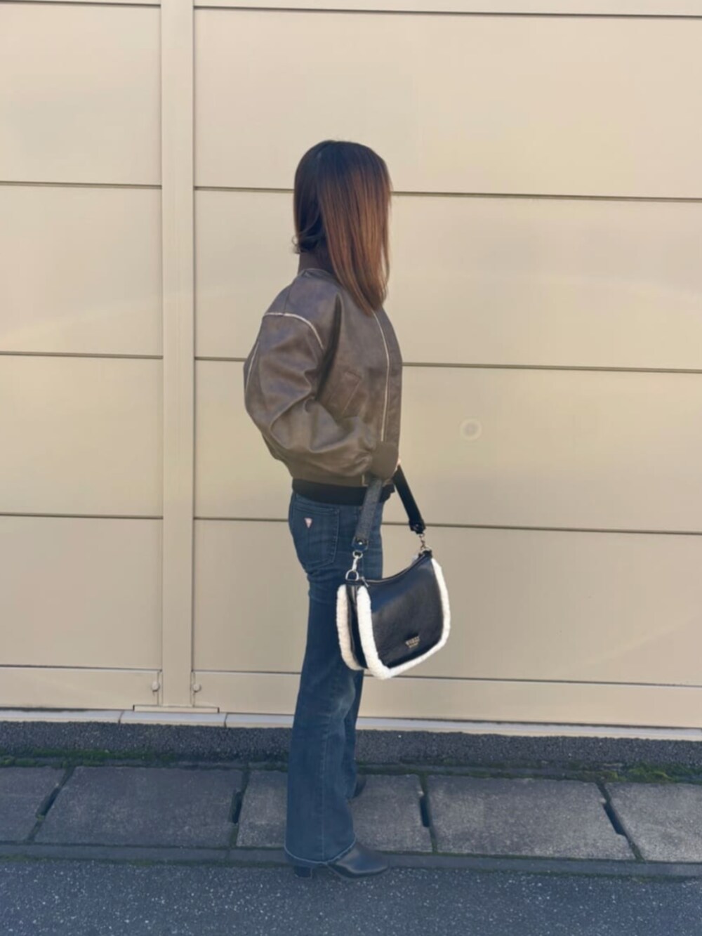 ブラック系のショルダーバッグ、ブラック系のその他アウターを着用したレディースの秋コーディネートの3枚目の写真