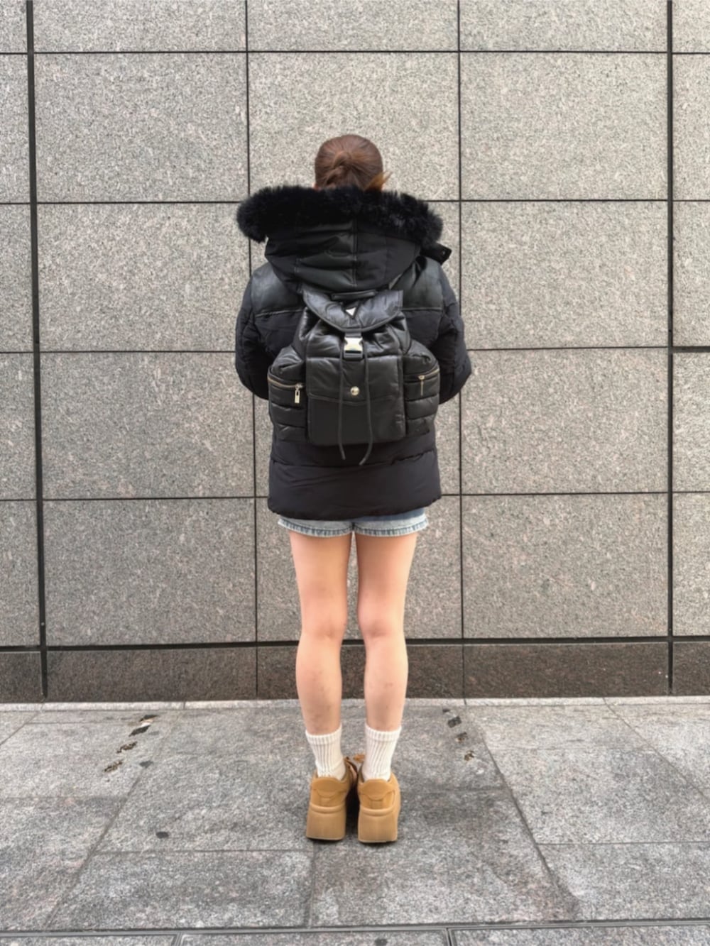 ブルー系のデニムパンツ、ブルー系のスウェット、ブラック系のその他アウターを着用したレディースの冬コーディネートの2枚目の写真