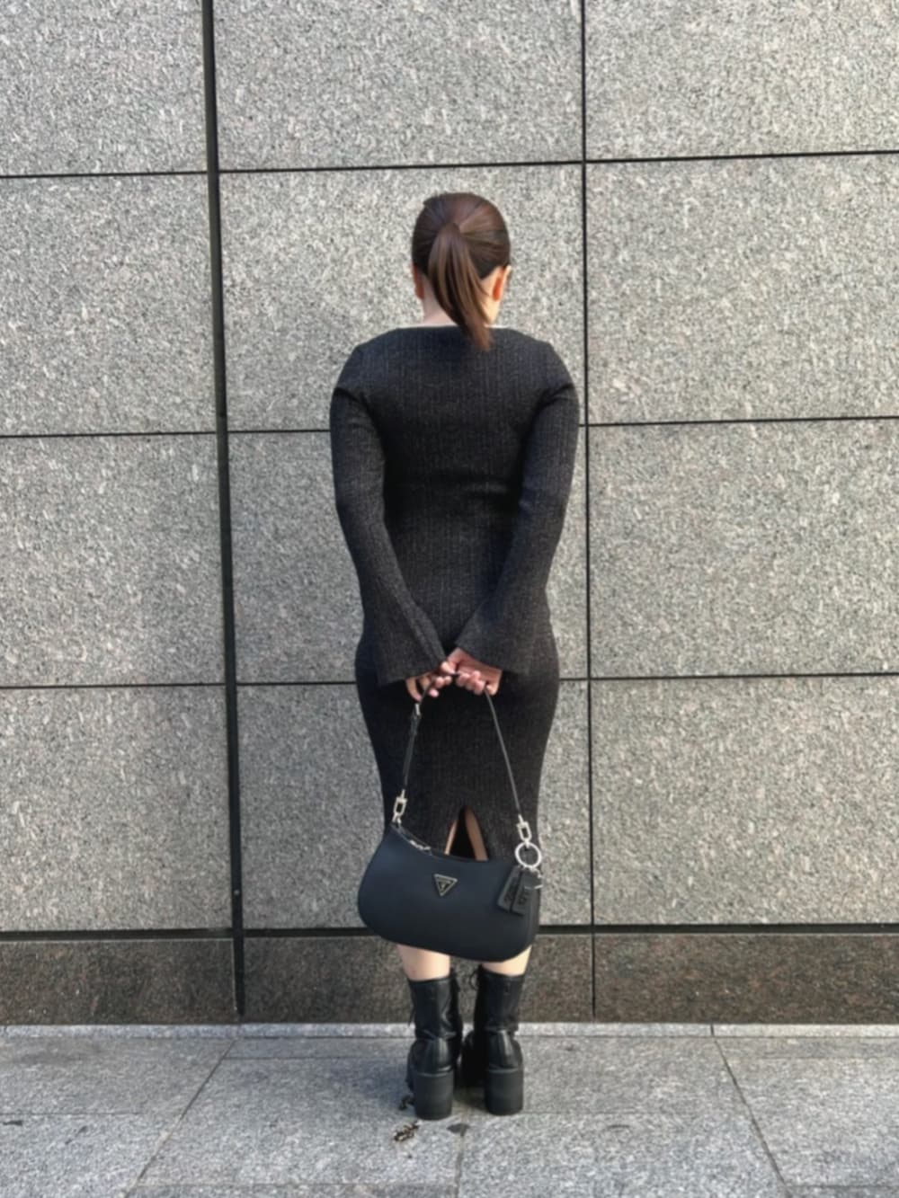 ブラック系のショルダーバッグ、ブラック系のドレスを着用したレディースの秋コーディネートの2枚目の写真