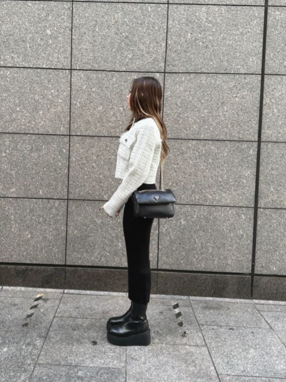 ホワイト系のその他アウター、ブラック系のショルダーバッグ、ブラック系のワンピースを着用したレディースの秋コーディネートの3枚目の写真