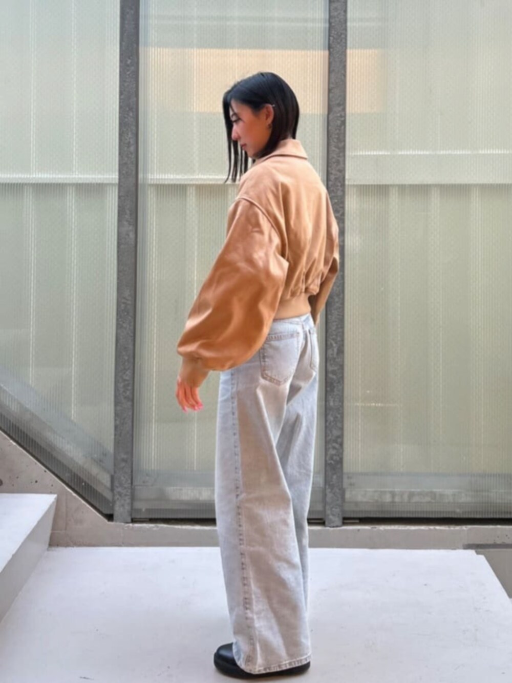 ブルー系のデニムパンツ、ベージュ系のブルゾンを着用したレディースの冬コーディネートの3枚目の写真