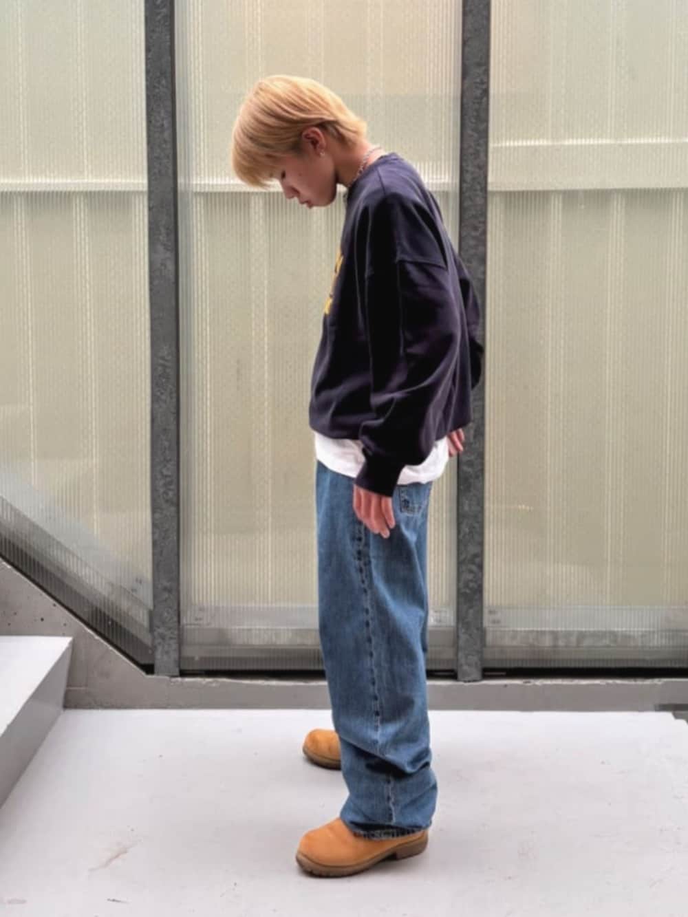 ブルー系のスウェット、ホワイト系のTシャツ/カットソー、ブルー系のデニムパンツを着用したメンズの秋コーディネートの3枚目の写真