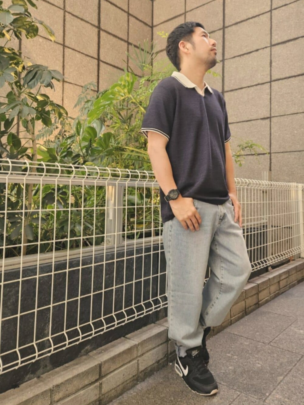 ブルー系のデニムパンツ、ブルー系のポロシャツを着用したメンズの夏コーディネートの3枚目の写真